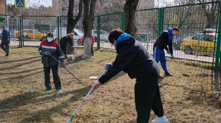 Сотрудники стадиона «Труд» провели уборку территории в рамках городского субботника