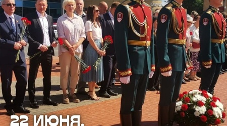 Сегодня, 22 июня, в День памяти и скорби спортсмены отделений баскетбола и бейсбола приняли участие в возложении цветов у памятного монумента на площади Славы