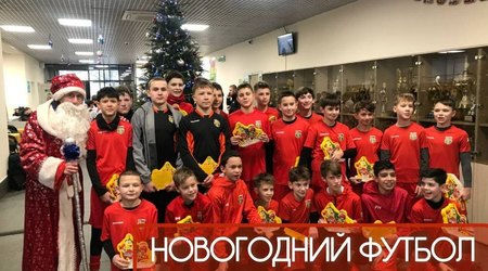 Новогодний футбол на стадионе 