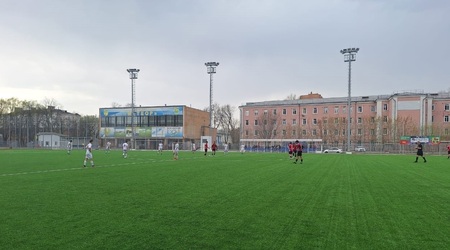 Первые официальные футбольные матчи на обновленном поле стадиона 